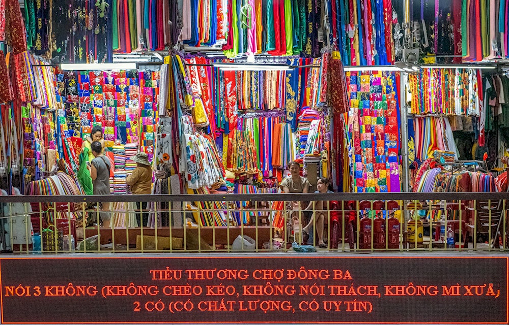 Tầng 2 chủ yếu là các sạp hàng vải vóc, thời trang